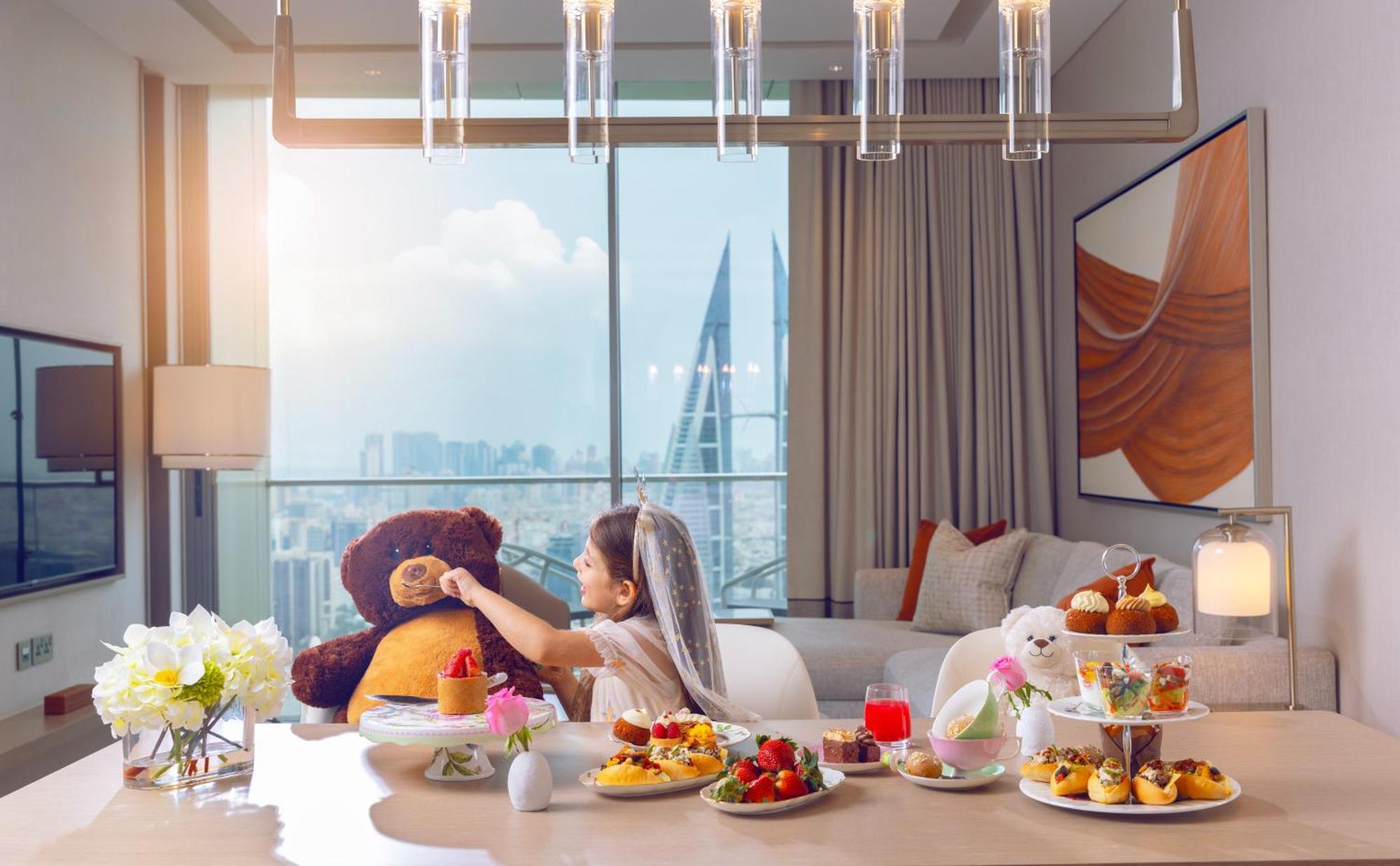 מלון מנאמה Onyx Rotana מראה חיצוני תמונה A woman with a teddy bear