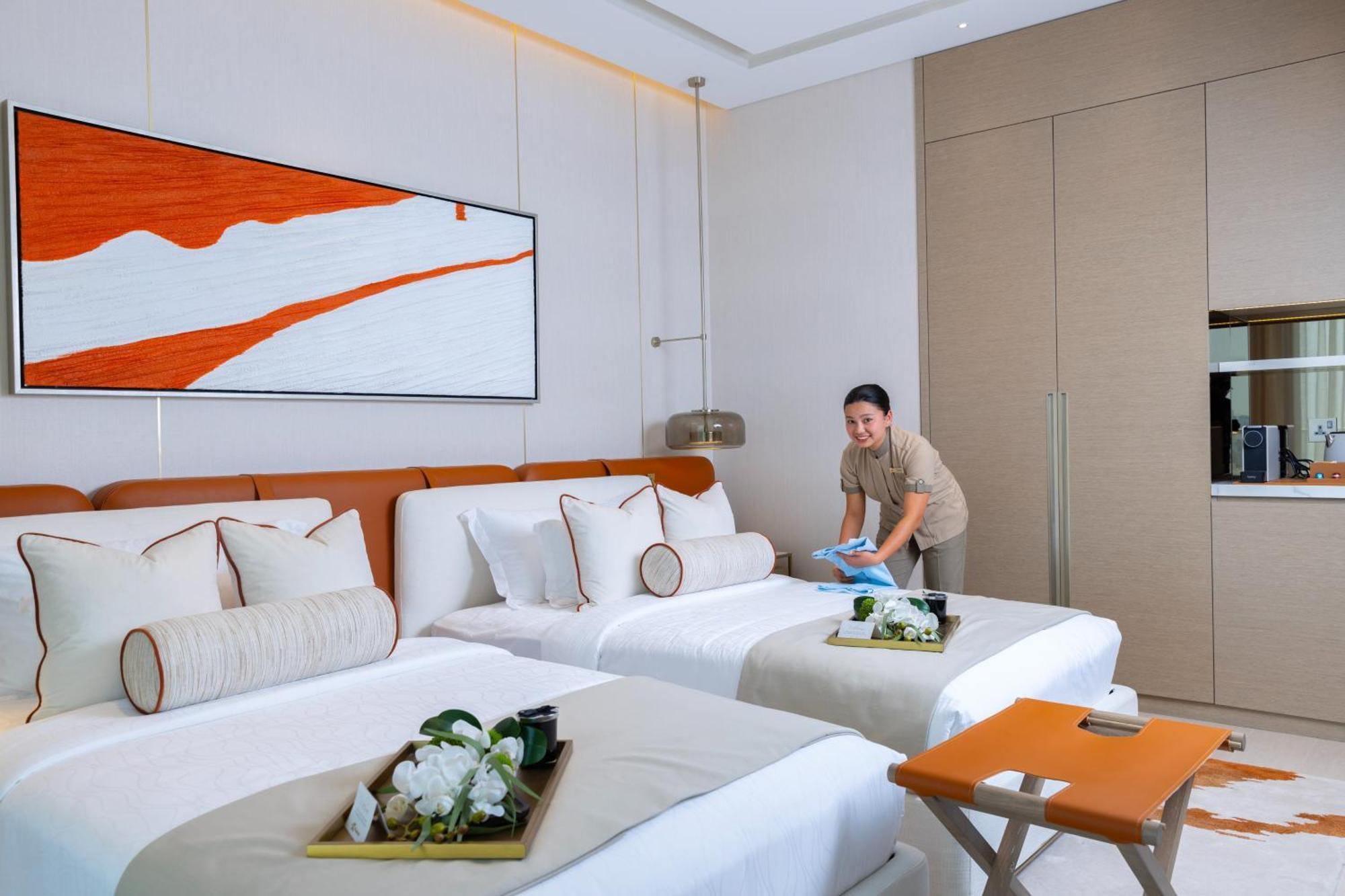 מלון מנאמה Onyx Rotana מראה חיצוני תמונה A housekeeper making a bed at a hotel