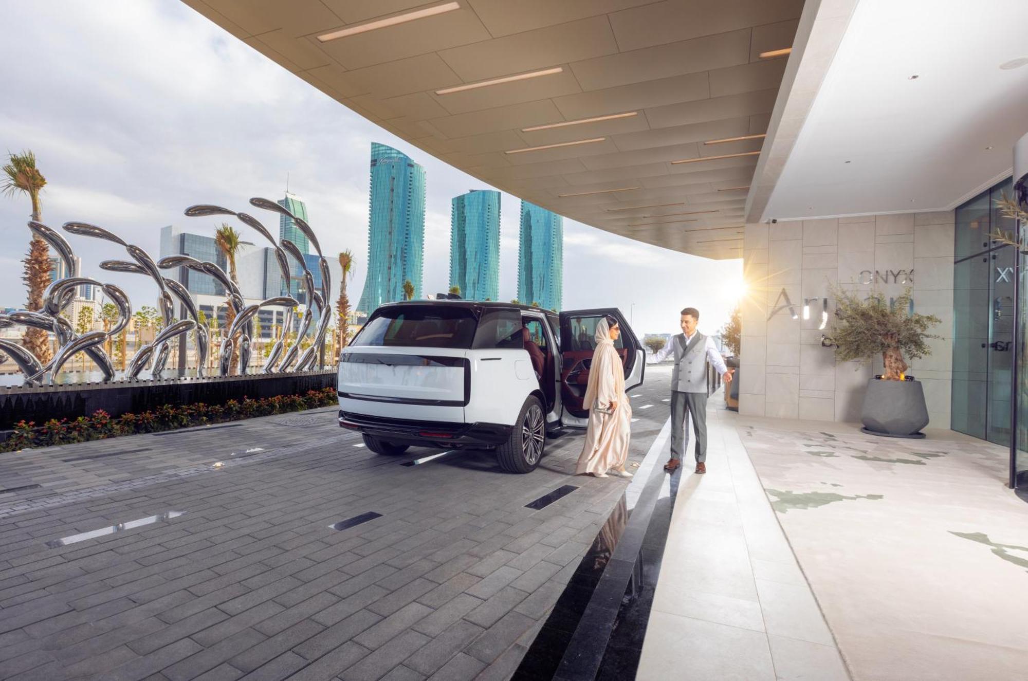 מלון מנאמה Onyx Rotana מראה חיצוני תמונה The drop-off area at the entrance of the hotel