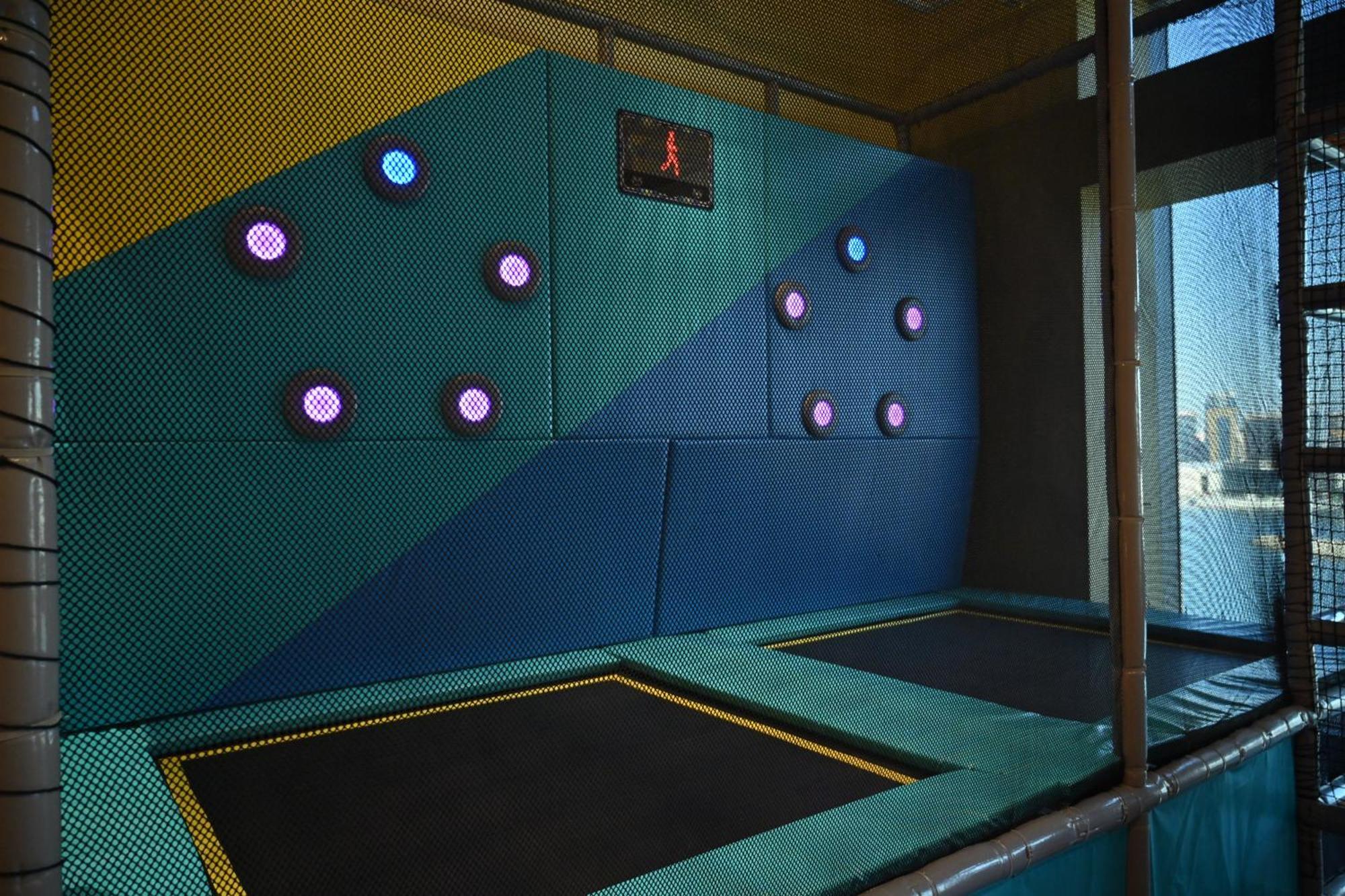 מלון מנאמה Onyx Rotana מראה חיצוני תמונה Climbing wall