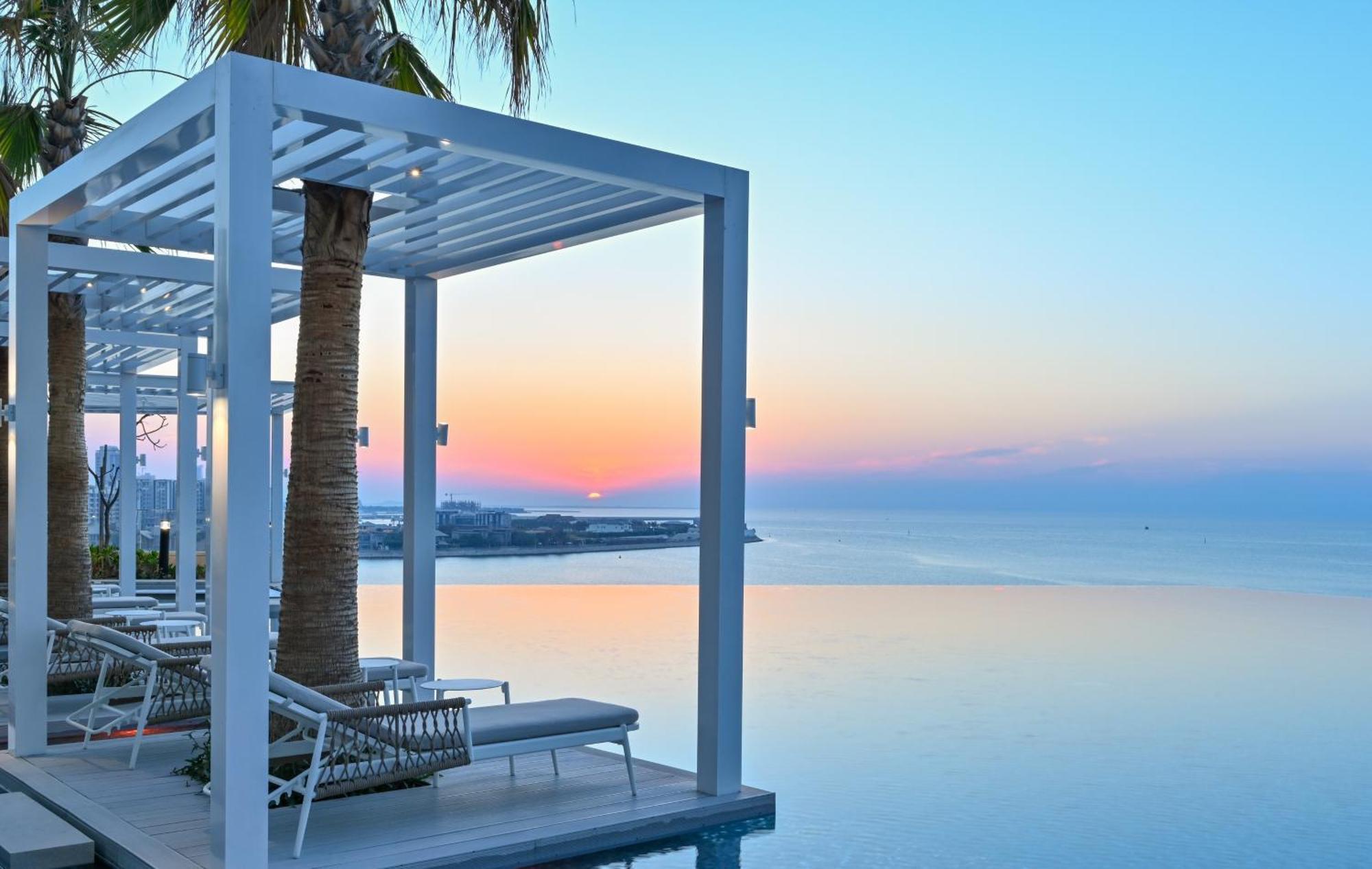 מלון מנאמה Onyx Rotana מראה חיצוני תמונה Sunset at the pool