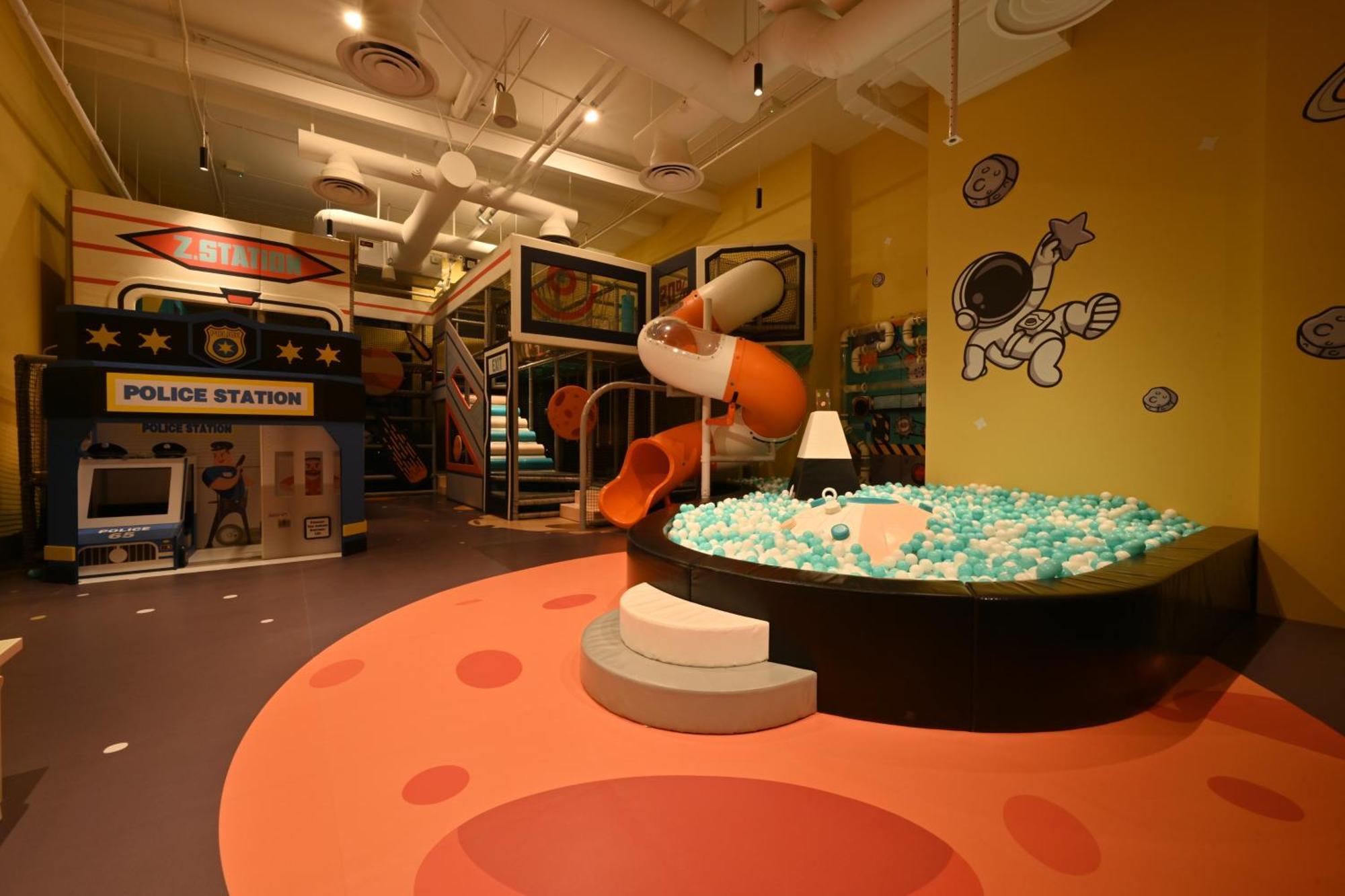 מלון מנאמה Onyx Rotana מראה חיצוני תמונה The interior of the Discovery Centre