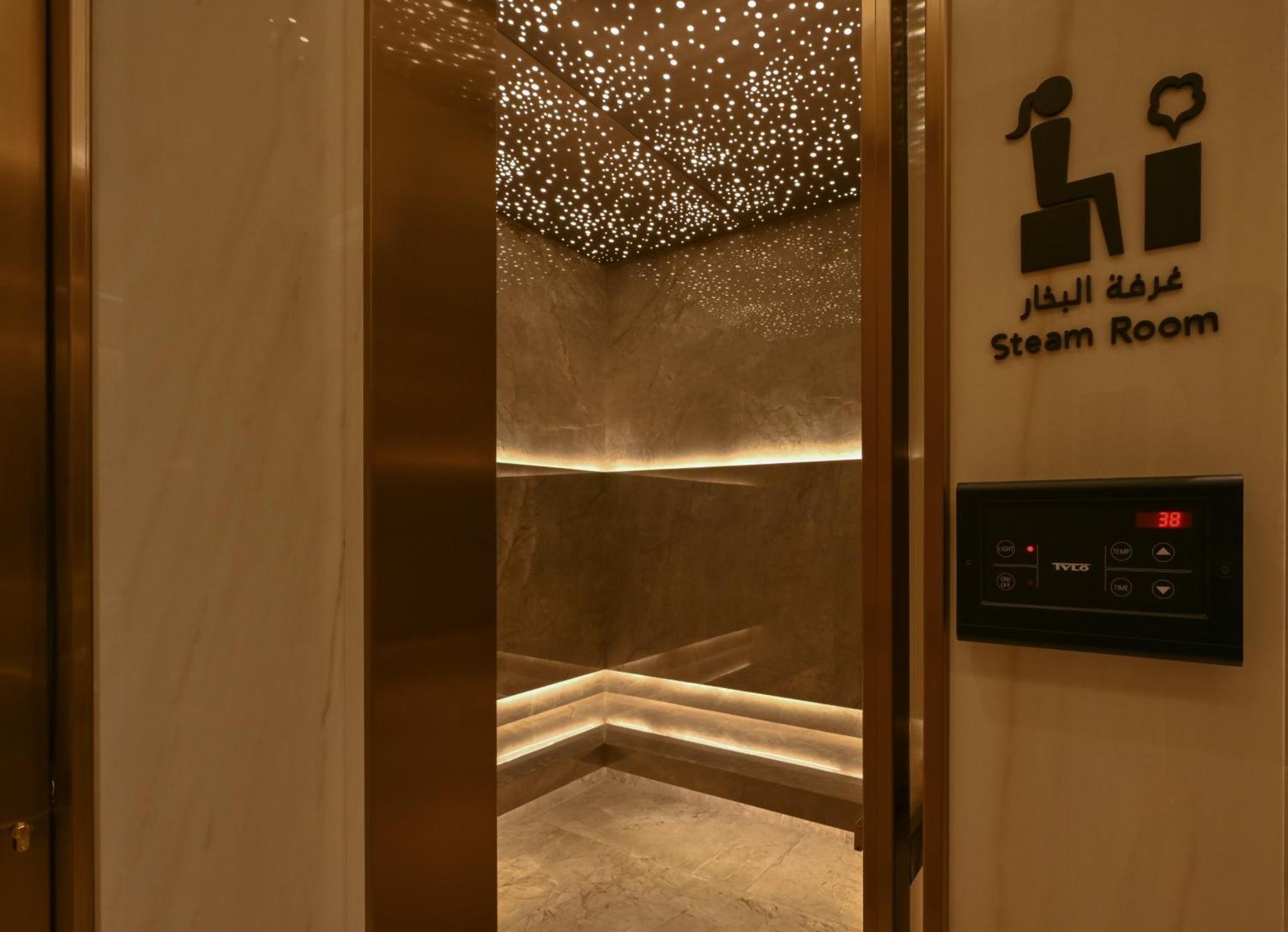 מלון מנאמה Onyx Rotana מראה חיצוני תמונה A steam room in a hotel