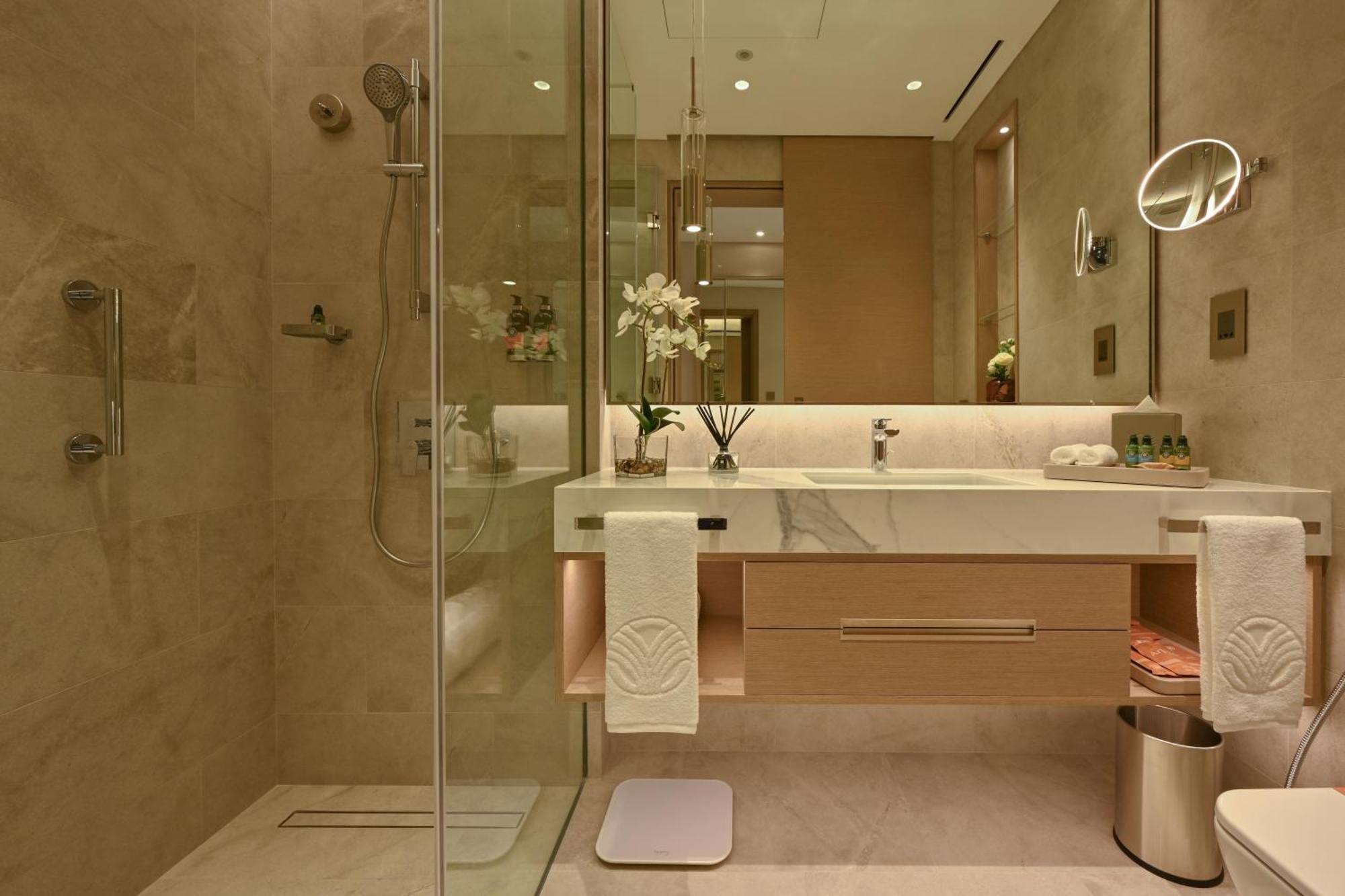 מלון מנאמה Onyx Rotana מראה חיצוני תמונה A bathroom in a hotel