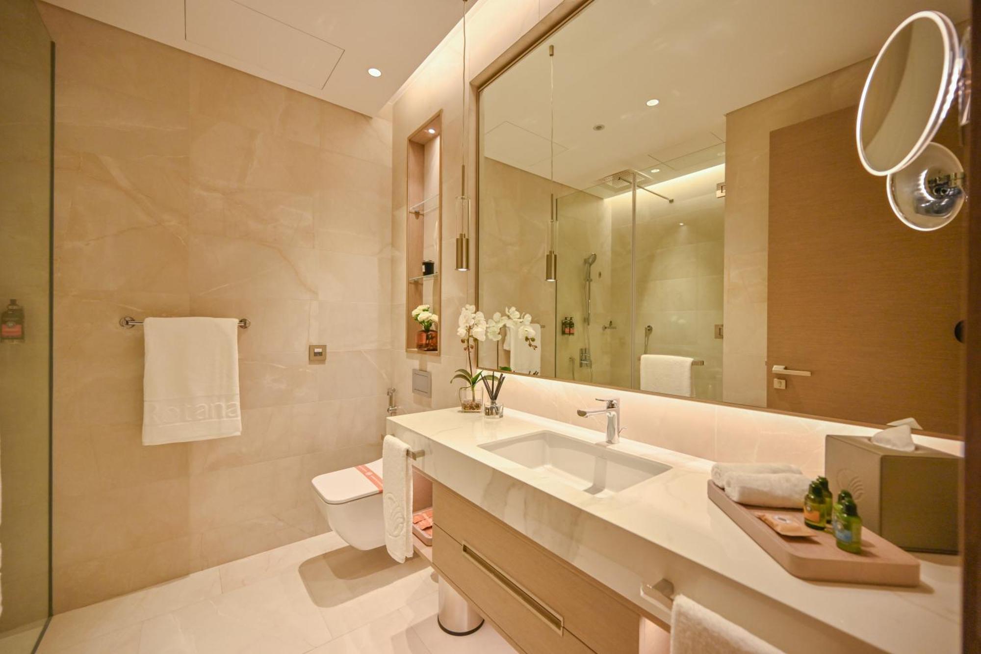 מלון מנאמה Onyx Rotana מראה חיצוני תמונה Bathroom