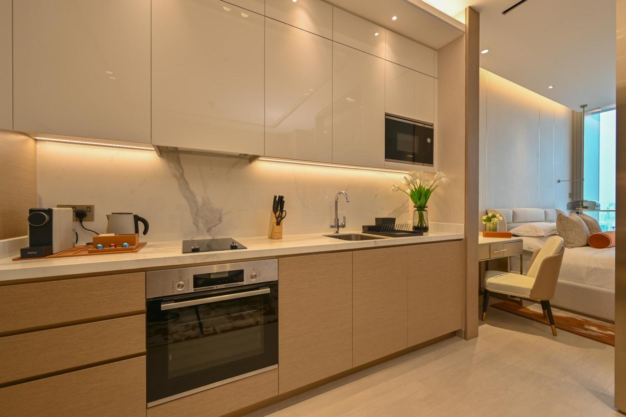 מלון מנאמה Onyx Rotana מראה חיצוני תמונה A kitchen in a serviced apartment in Hong Kong
