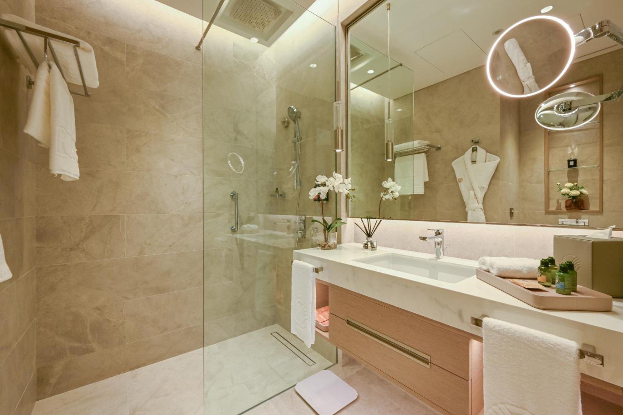 מלון מנאמה Onyx Rotana מראה חיצוני תמונה A bathroom in a hotel